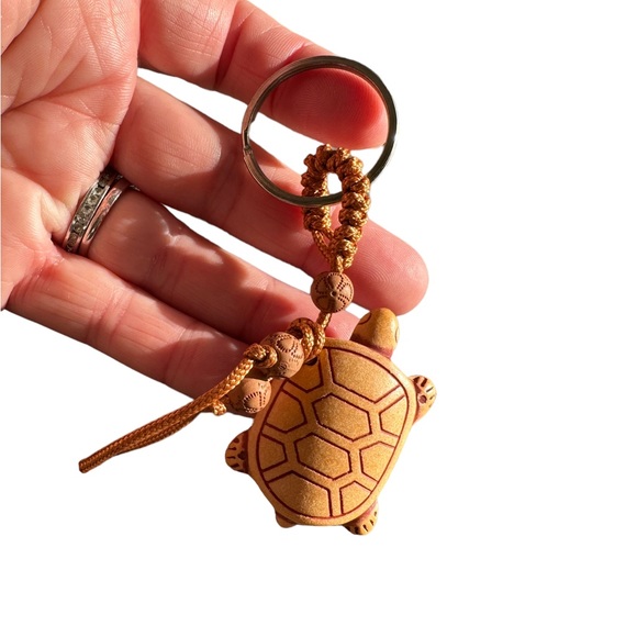 Polyresin Carved Brown Turtle Keychain - Picture 3 of 6
